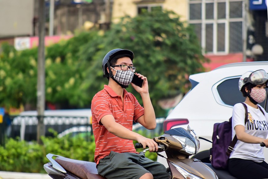 15 phut tai nga tu: Nghin le kieu vua di xe may vua dung dien thoai  - Hinh anh 24