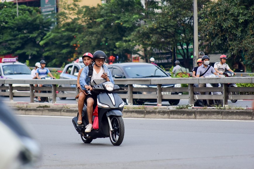 15 phut tai nga tu: Nghin le kieu vua di xe may vua dung dien thoai  - Hinh anh 23