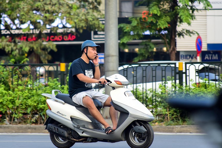 15 phut tai nga tu: Nghin le kieu vua di xe may vua dung dien thoai  - Hinh anh 22