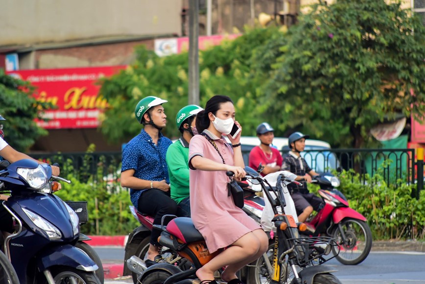 15 phut tai nga tu: Nghin le kieu vua di xe may vua dung dien thoai  - Hinh anh 20