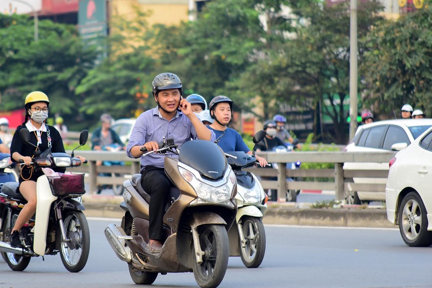 15 phut tai nga tu: Nghin le kieu vua di xe may vua dung dien thoai  - Hinh anh 19