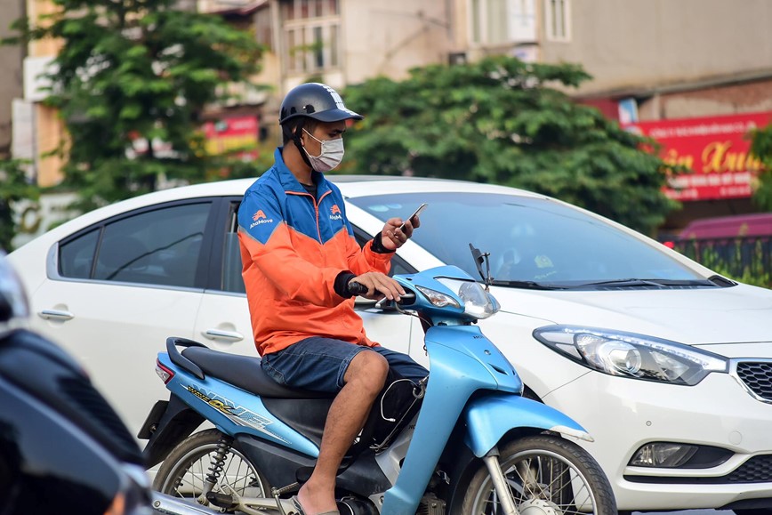 15 phut tai nga tu: Nghin le kieu vua di xe may vua dung dien thoai  - Hinh anh 17