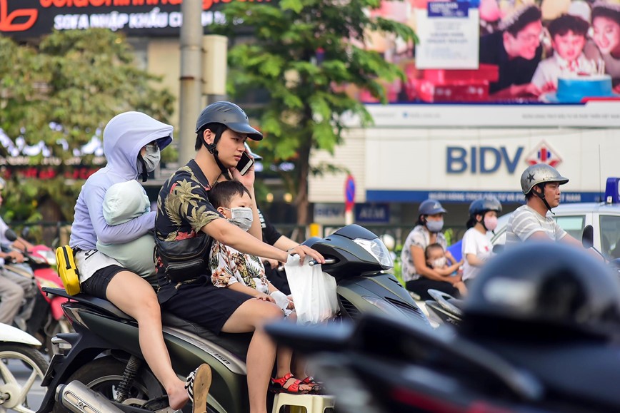 15 phut tai nga tu: Nghin le kieu vua di xe may vua dung dien thoai  - Hinh anh 16