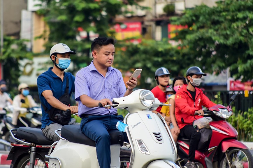 15 phut tai nga tu: Nghin le kieu vua di xe may vua dung dien thoai  - Hinh anh 15