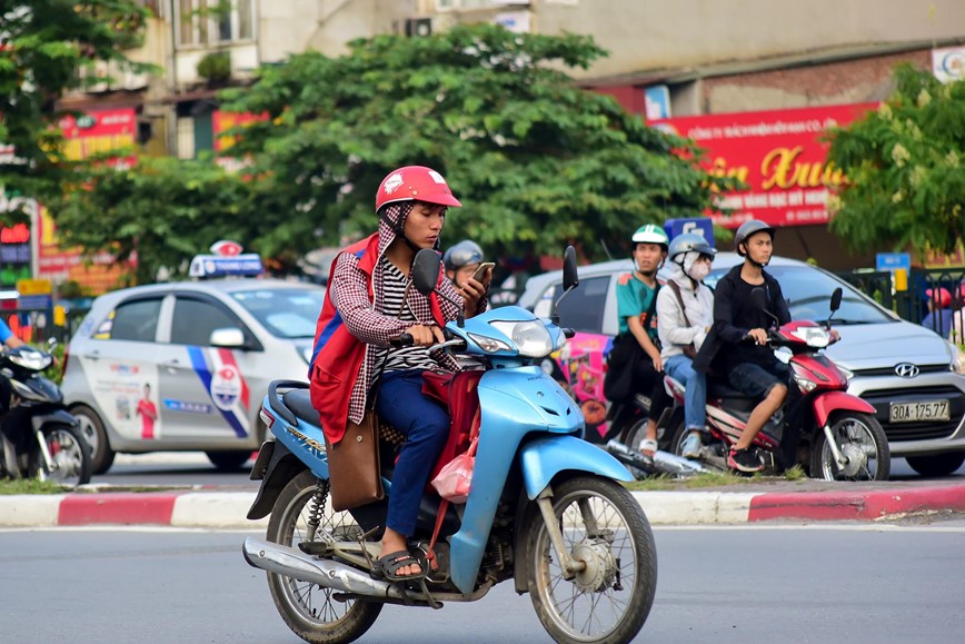 15 phut tai nga tu: Nghin le kieu vua di xe may vua dung dien thoai  - Hinh anh 13