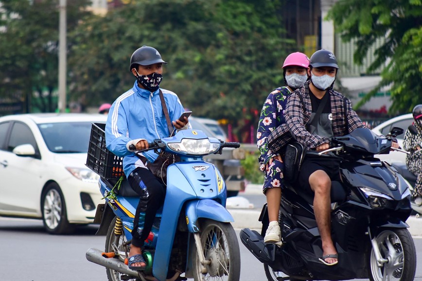 15 phut tai nga tu: Nghin le kieu vua di xe may vua dung dien thoai  - Hinh anh 12