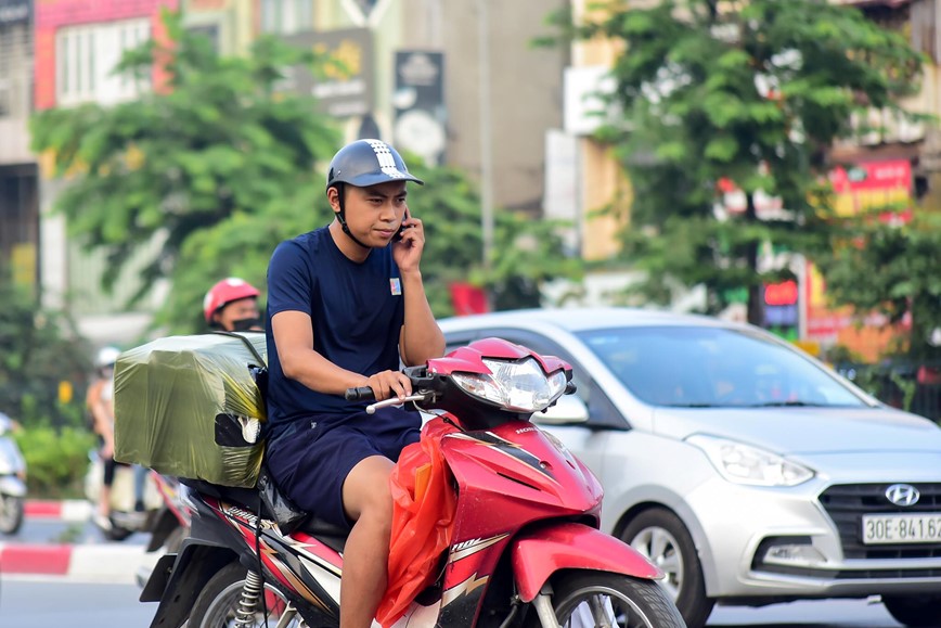 15 phut tai nga tu: Nghin le kieu vua di xe may vua dung dien thoai  - Hinh anh 11