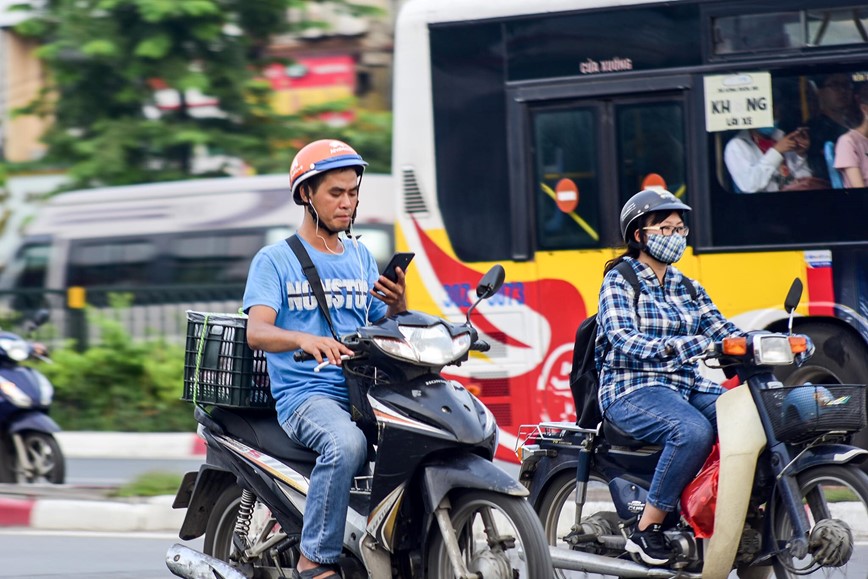 15 phut tai nga tu: Nghin le kieu vua di xe may vua dung dien thoai  - Hinh anh 10