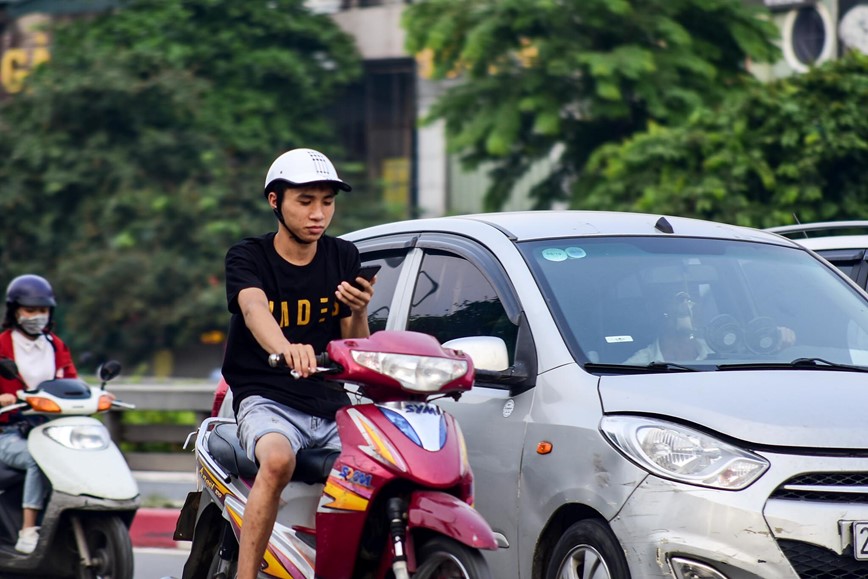 15 phut tai nga tu: Nghin le kieu vua di xe may vua dung dien thoai  - Hinh anh 9