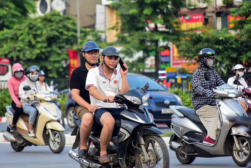 15 phut tai nga tu: Nghin le kieu vua di xe may vua dung dien thoai  - Hinh anh 8