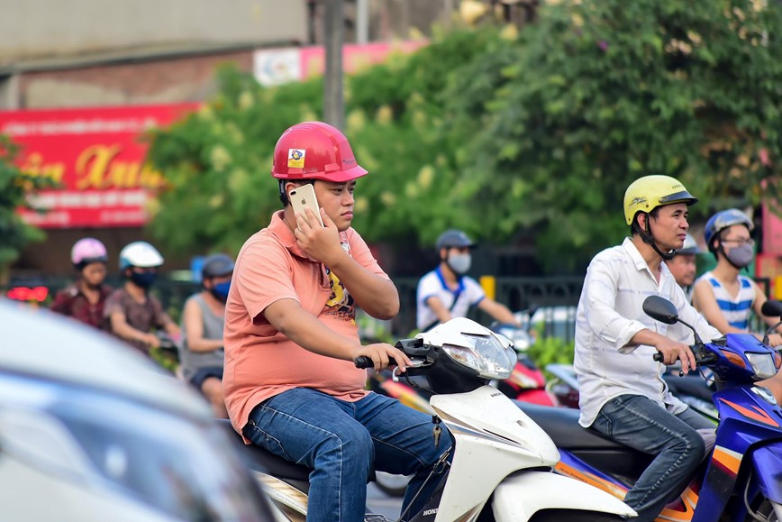 15 phut tai nga tu: Nghin le kieu vua di xe may vua dung dien thoai  - Hinh anh 7