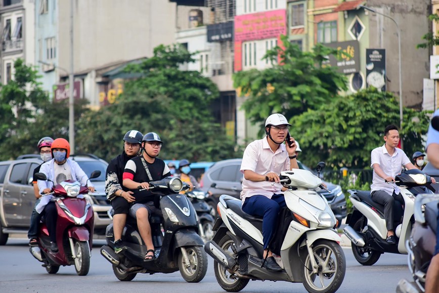 15 phut tai nga tu: Nghin le kieu vua di xe may vua dung dien thoai  - Hinh anh 6