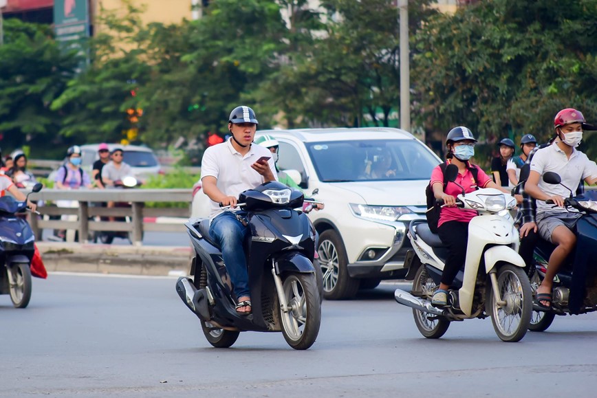 15 phut tai nga tu: Nghin le kieu vua di xe may vua dung dien thoai  - Hinh anh 4