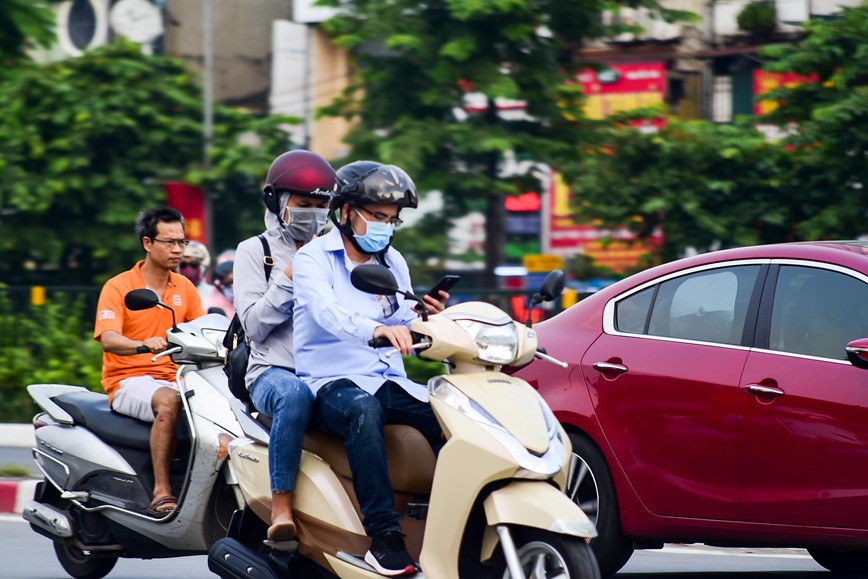 15 phut tai nga tu: Nghin le kieu vua di xe may vua dung dien thoai  - Hinh anh 3