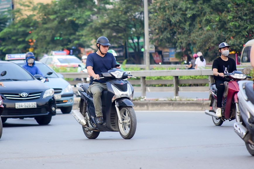 15 phut tai nga tu: Nghin le kieu vua di xe may vua dung dien thoai  - Hinh anh 2