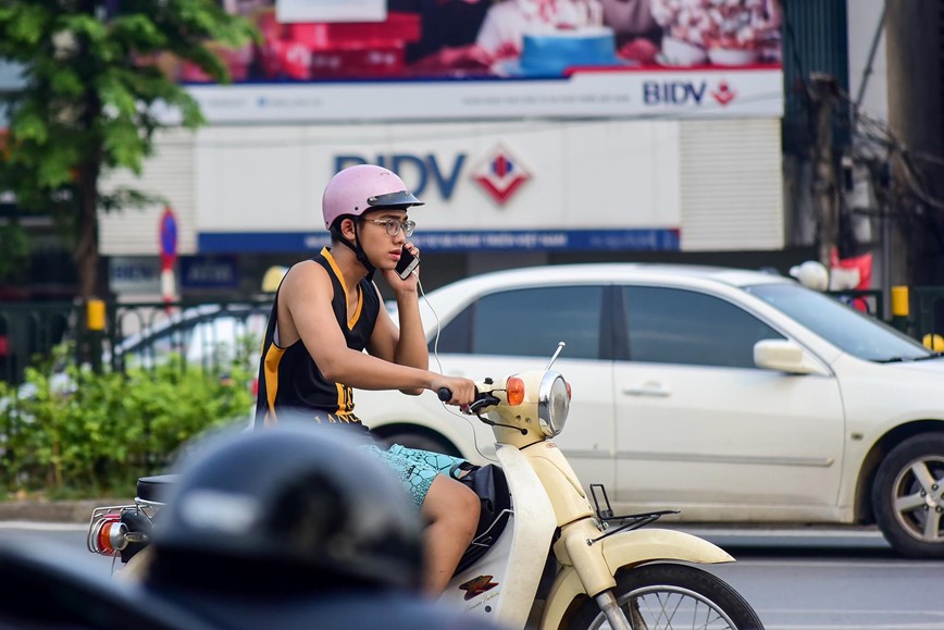 15 phut tai nga tu: Nghin le kieu vua di xe may vua dung dien thoai  - Hinh anh 37