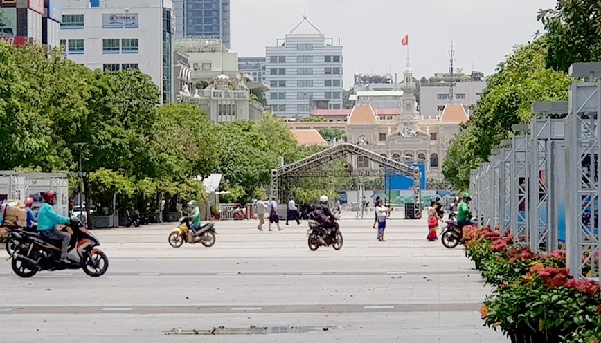 Xe may “tien dau re do” tren pho di bo Nguyen Hue - Hinh anh 1