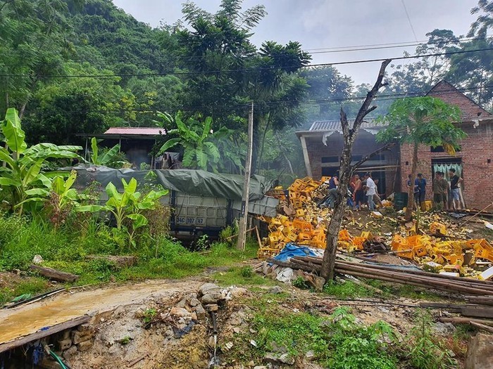 Thanh Hoa: Xe tai cho bia mat lai tong vao nha dan, 2 nguoi tu vong tai cho - Hinh anh 1