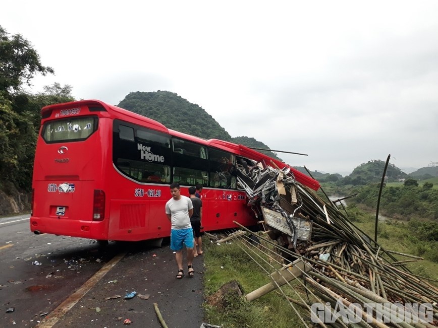 Xe khach dam duoi xe tai o Hoa Binh co chay du? - Hinh anh 1