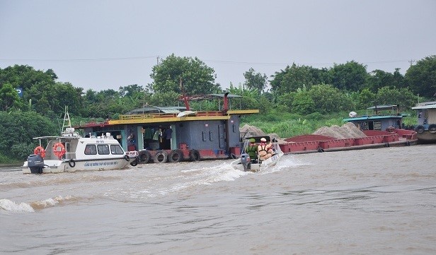 Canh sat duong thuy toan quoc tang cuong kiem tra, xu ly vi pham quy dinh ve dang ky, dang kiem - Hinh anh 1