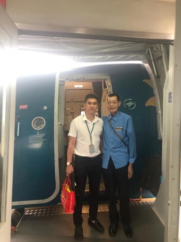 Nhan vien Vietnam Airlines giup khach bi benh tren chuyen bay cua Nga - Hinh anh 2