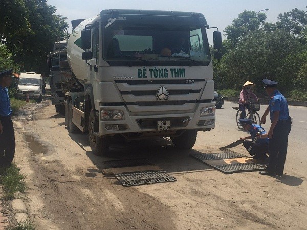 Ha Noi: Xu ly vi pham cac phuong tien van chuyen, do chat thai - Hinh anh 1