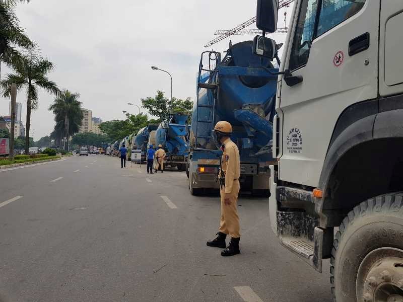 Ha Noi: Dan xe be tong cua Cong ty Viet Duc, An Phuc, Minh Tam “nao loan” duong Le Duc Tho - Hinh anh 1