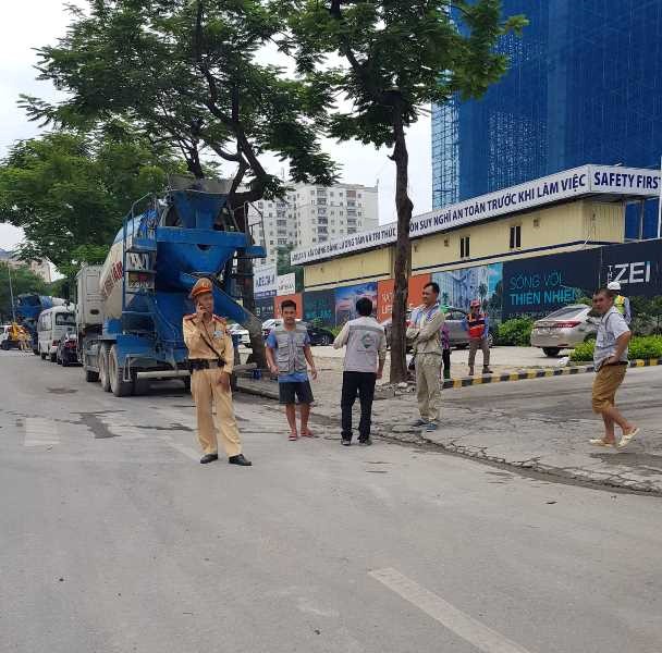 Ha Noi: Dan xe be tong cua Cong ty Viet Duc, An Phuc, Minh Tam “nao loan” duong Le Duc Tho - Hinh anh 3