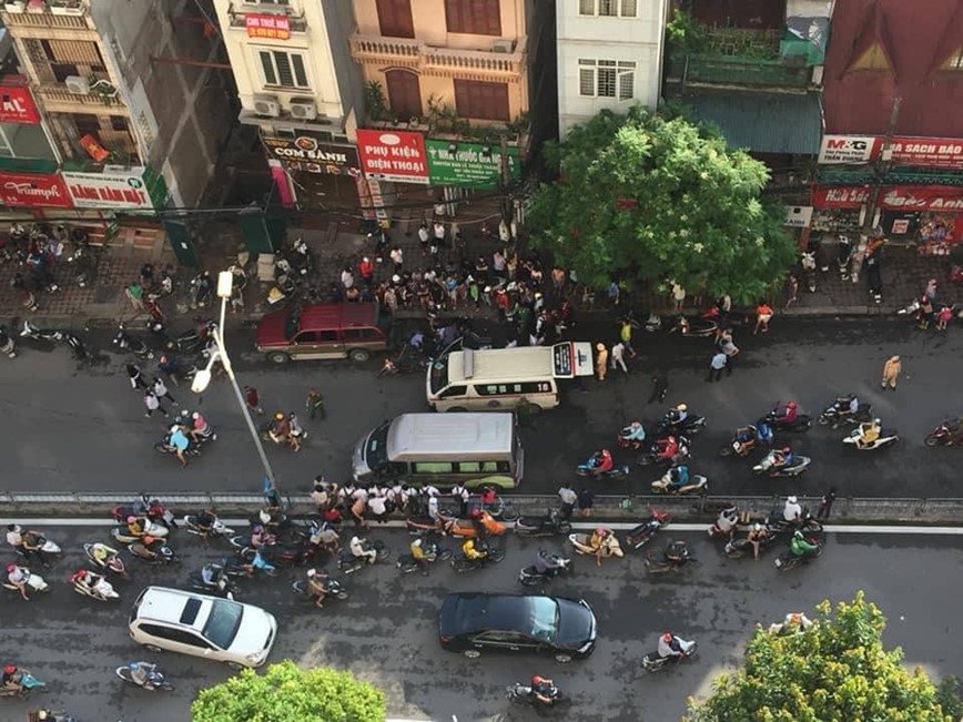 Ha Noi: Tong vao duoi xe ban tai do ben duong, nam sinh nguy kich  - Hinh anh 1