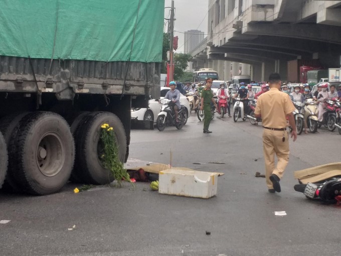 Ha Noi: Va cham voi xe dau keo, nu sinh di xe may tu vong tai cho - Hinh anh 1