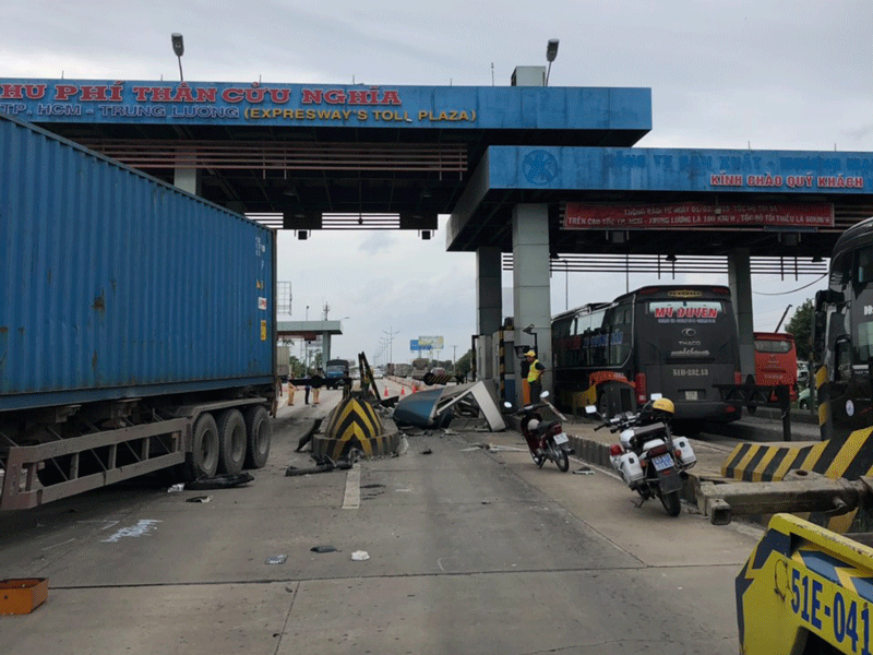 Tai xe ngu gat, xe container san phang cabin tram thu phi cao toc Trung Luong - Hinh anh 1