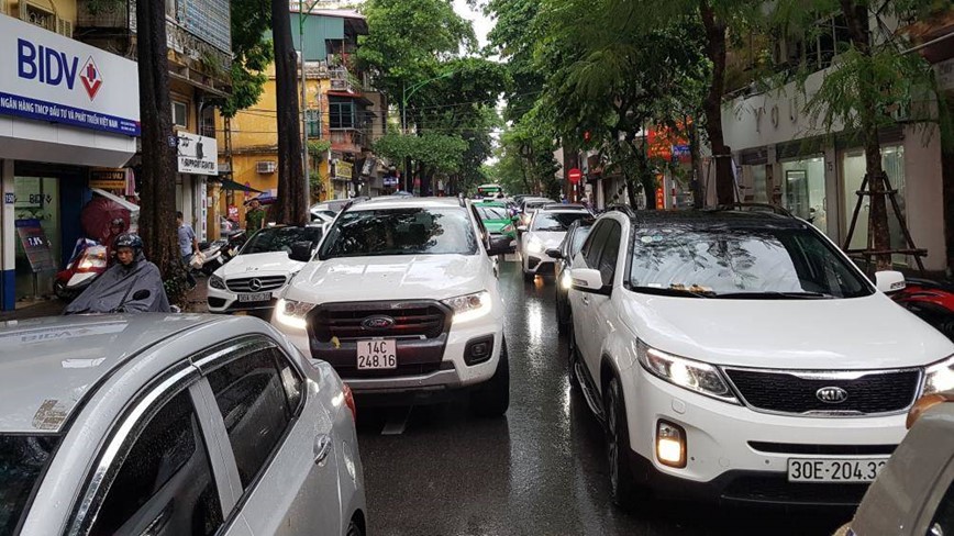 Ha Noi: O to dua nhau dan hang, 