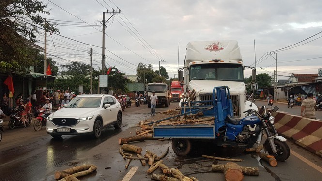 Nguoi dieu khien xe ba gac chet tham sau cu tat dau container - Hinh anh 1