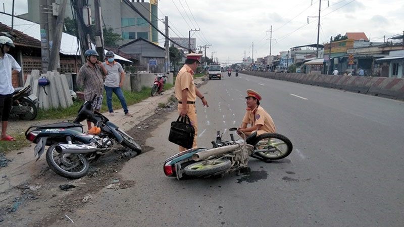 Xe may tong nhau, 2 nguoi dan ong nhap vien cap cuu - Hinh anh 1