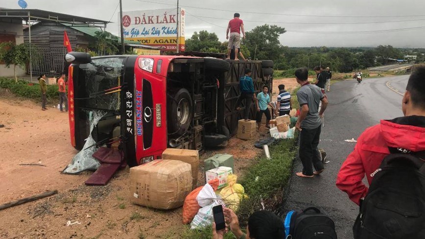 Xe khach lat giua duong Ho Chi Minh, 3 nguoi bi thuong - Hinh anh 1