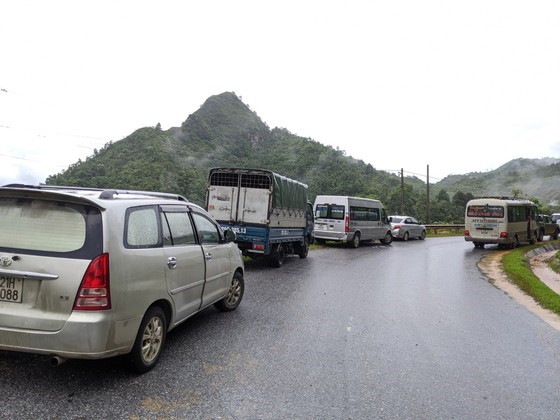 Quoc lo 32 sat lo, hang tram xe o to noi duoi nhau nam cho - Hinh anh 1