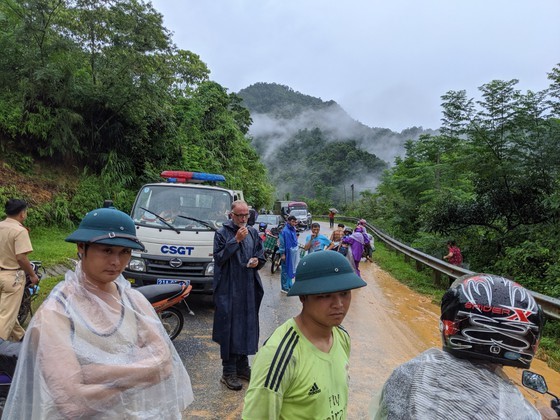 Quoc lo 32 sat lo, hang tram xe o to noi duoi nhau nam cho - Hinh anh 2