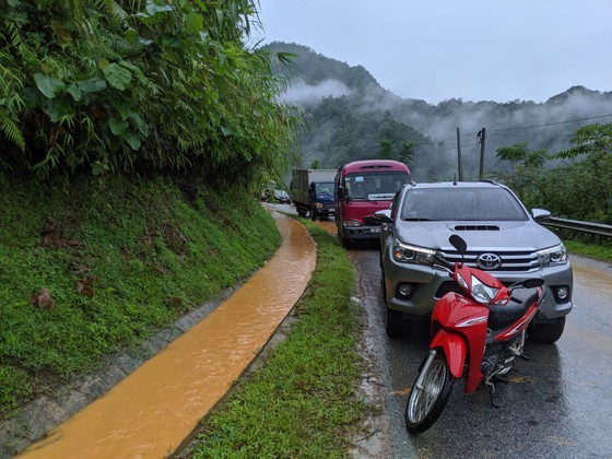 Quoc lo 32 sat lo, hang tram xe o to noi duoi nhau nam cho - Hinh anh 7