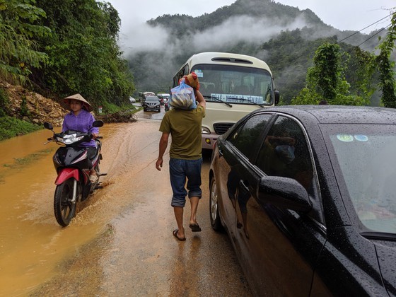 Quoc lo 32 sat lo, hang tram xe o to noi duoi nhau nam cho - Hinh anh 8