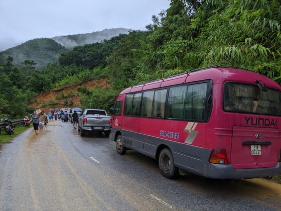 Quoc lo 32 sat lo, hang tram xe o to noi duoi nhau nam cho - Hinh anh 9