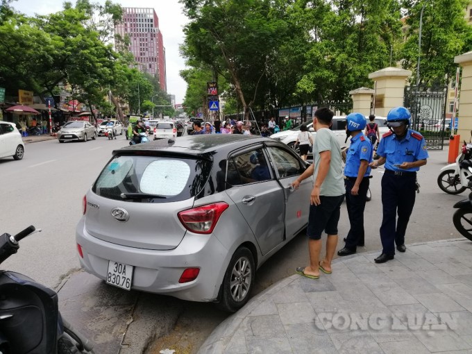 Quan Dong Da: Xu ly nhieu vi pham trat tu do thi, mat an toan giao thong - Hinh anh 3