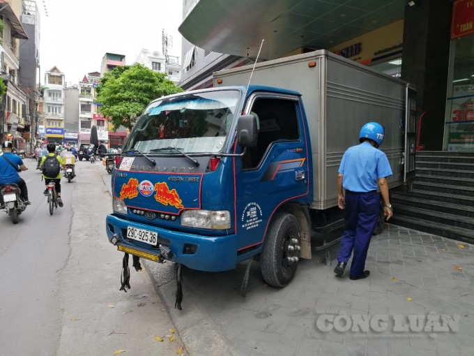 Quan Dong Da: Xu ly nhieu vi pham trat tu do thi, mat an toan giao thong - Hinh anh 4