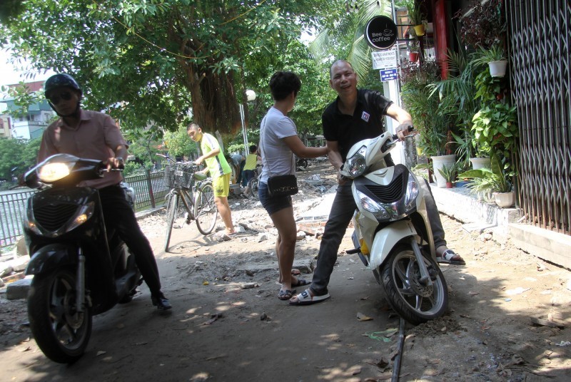 Quan Ba Dinh: Dan khon kho vi con duong nho lam ca thang van chua xong - Hinh anh 2