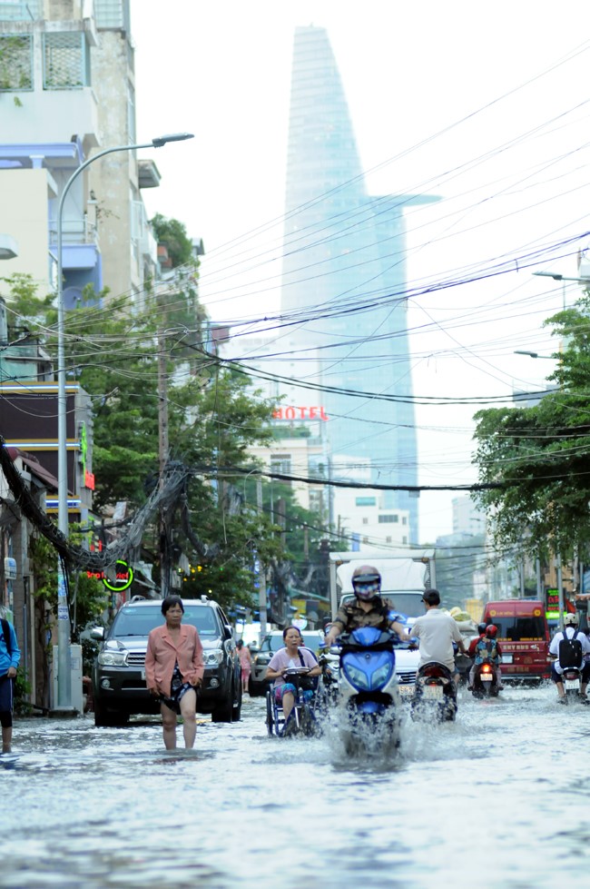 Trieu cuong cao ky luc, hang loat tuyen duong trung tam TP Ho Chi Minh chim trong nuoc - Hinh anh 6