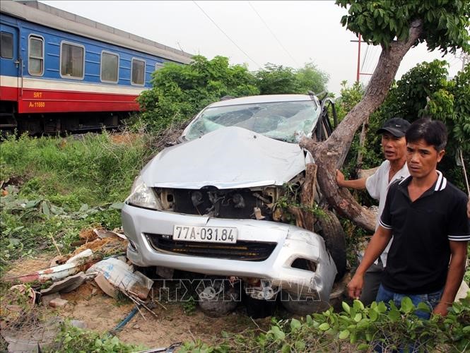 Va cham voi tau hoa, o to 7 cho bien dang, tai xe nhap vien - Hinh anh 1