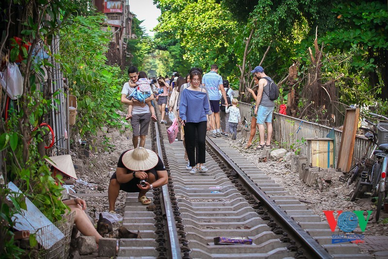 Tau qua pho ca phe Phung Hung phai dung khan cap vi dan chay khong kip - Hinh anh 9