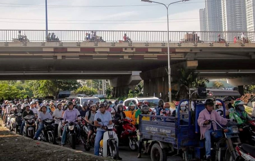 TP Ho Chi Minh: Giao thong xao tron khi dong dai phan cach gan cau Sai Gon - Hinh anh 1