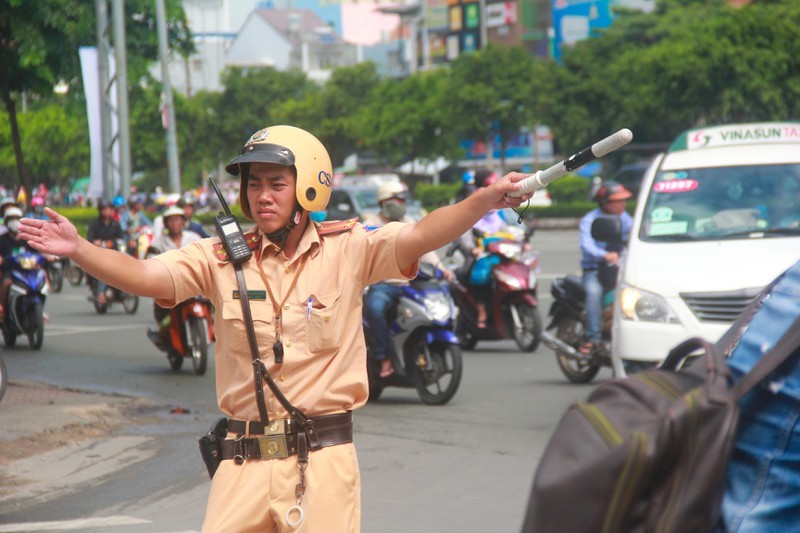 TP Ho Chi Minh: Giao thong xao tron khi dong dai phan cach gan cau Sai Gon - Hinh anh 6