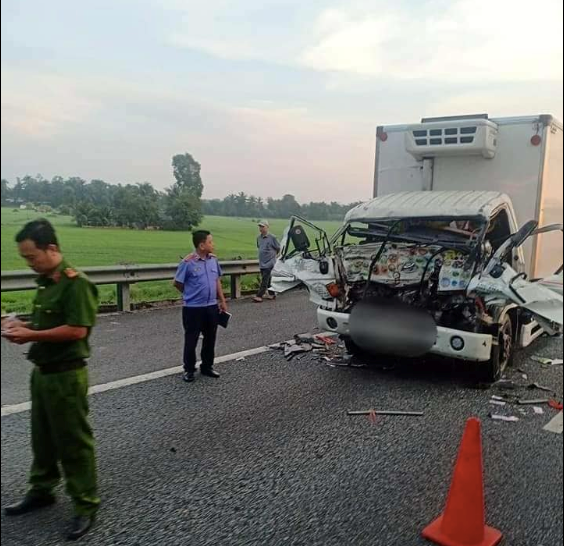 Mac ket trong o to tai do tong xe, hai cha con tu vong thuong tam - Hinh anh 1