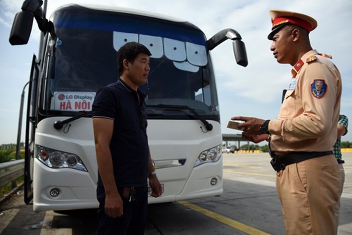 Dung Giay phep lai xe gia nhu mang xang di dap hoa - Hinh anh 1